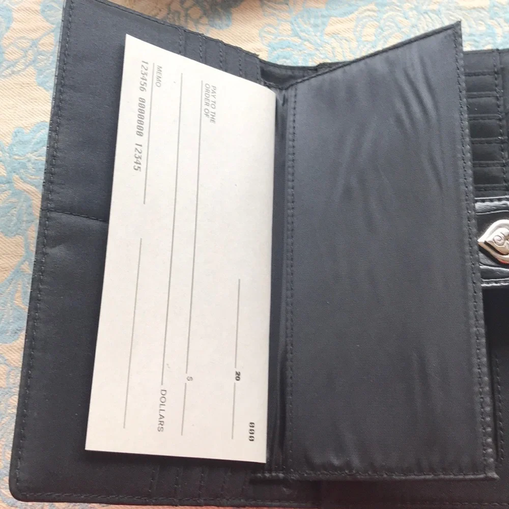 Snap clutch wallet by mundo black NWT vegan alligator